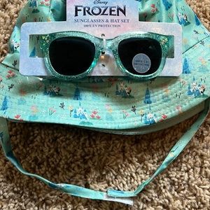 BNWT Disney Frozen Anna & Elsa UV-protected sunglasses & matching sun hat set!